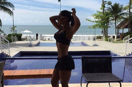 Mayra Cardi mostra boa forma em piscina de resort