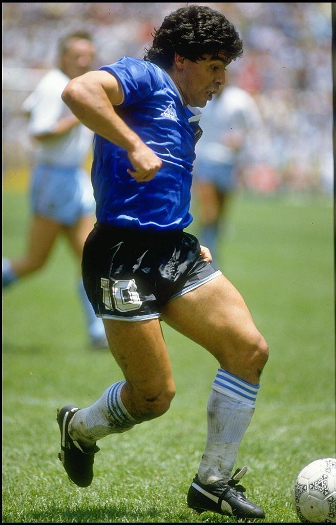 Maradona usou a mão para marcar na Copa