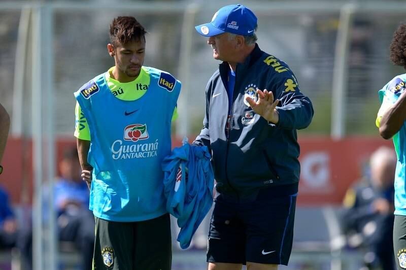 Experiente, Felipão sabe que precisa do camisa 10 na Copa do Mundo e procura blindar o craque como pode. Na seleção, Neymar é o dono do time dificilmente dá entrevistas coletivas