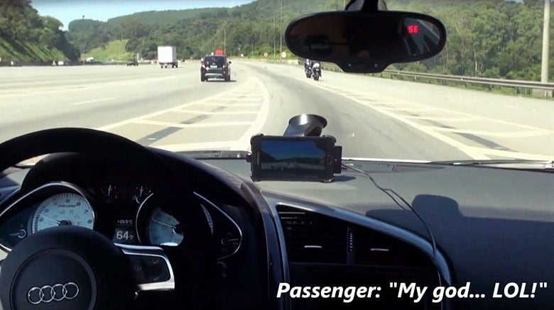 Já próximo do pedágio, em baixa velocidade, o rapaz comemora a corrida criminosa:

— Essa foi f*@#%

Saiba tudo sobre carros! Acesse www.r7.com/carros