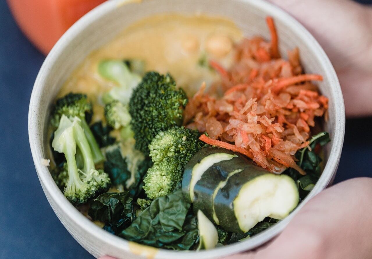 7. Conservação e transporte

Priscilla é enfática na questão da conservação dos alimentos: é preciso deixar a marmita na geladeira até a hora de aquecê-la e consumi-la. Além disso, deve-se fazer a higienização dos potes e utensílios que serão usados tanto no congelamento dos alimentos quanto em seu transporte. E levar a marmita, de preferência, em maleta térmica. No caso dos vegetais que são consumidos crus, Priscilla lembra a necessidade de higienizá-los com água e hipoclorito, lavá-los em água corrente e secá-los bem antes de guardá-los nos potes. "Dessa forma, legumes e verduras crus duram até três dias na geladeira sem problema algum", diz ela. Por fim, uma dica importante para garantir o sabor: como o aquecimento geralmente resseca os alimentos, é interessante escolher receitas que tenham algum caldo ou molho; por isso a nutricionista sugere evitar os grelhados. "Além disso, é difícil cortar os alimentos dentro da marmita. Então, as carnes ficarão melhores se já tiverem sido previamente cortadas em tirinhas. Se quiser, pode misturá-las com legumes; fica gostoso e ajuda a diversificar", finaliza
