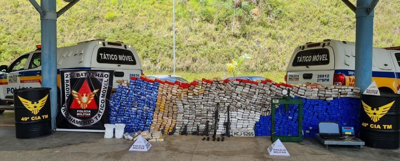 Droga apreendida foi exposta no pátio da Polícia Militar