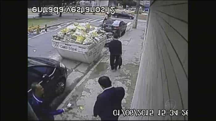 O amante de Eliana se encontrou com Eliezer por duas vezes, inclusive no dia do crime

+ Depois de ser flagrado espancando cadelas, homem agride ex-noiva, dona dos cães


