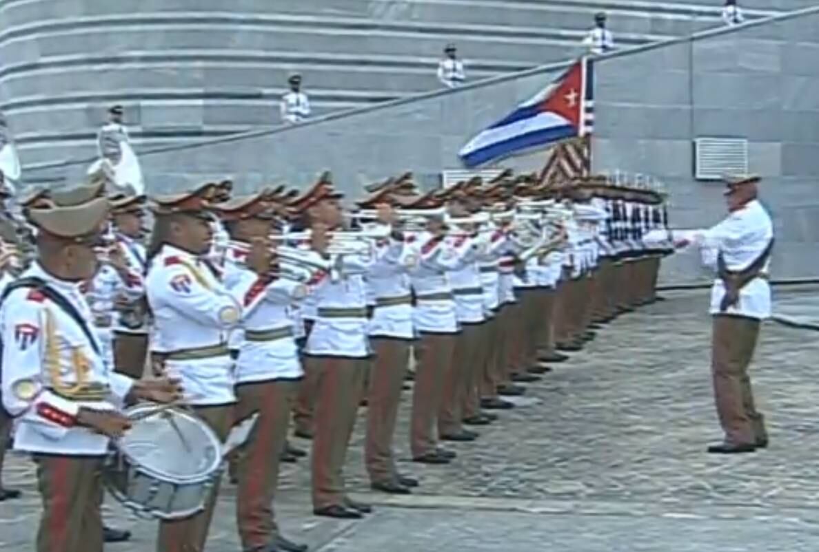 Obama colocou uma coroa de flores no memorial do líder, localizado na Praça da Revolução, e participou de uma cerimônia solene