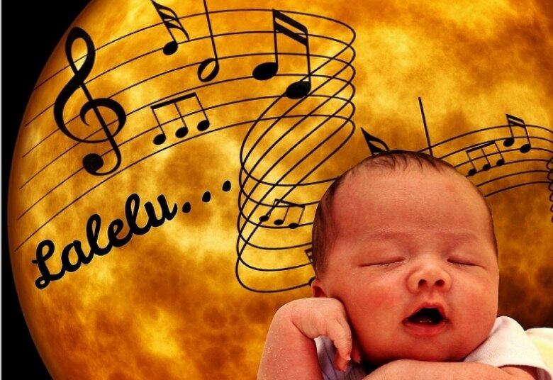 O contato do bebê com os sons começa muito antes do nascimento. Segundo a educadora musical especializada em bebês e crianças da primeira infância, Andréa Franco Schkolnick, existem muitos estudos na musicoterapia que comprovam essas vivências dentro da barriga da mãe. “Os sons dos batimentos cardíacos, das pulsações e da voz materna são suas primeiras referências sonoras. Ao sair da barriga e ir para o mundo, ele já carregará consigo estas vivências tão aconchegantes e acolhedoras, assim como o ambiente intrauterino”, explica a especialista.