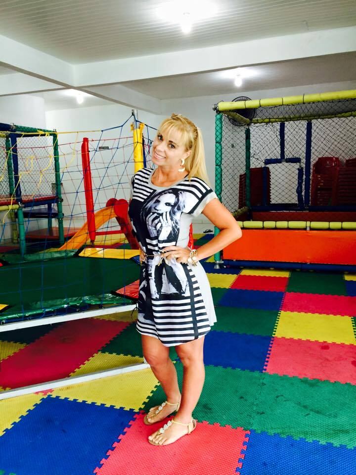 Ao concluir todos os serviços, Andrea disse que o marido, que estaria na praça de alimentação do shopping, faria o pagamento. Ela pediu que a acompanhassem até lá