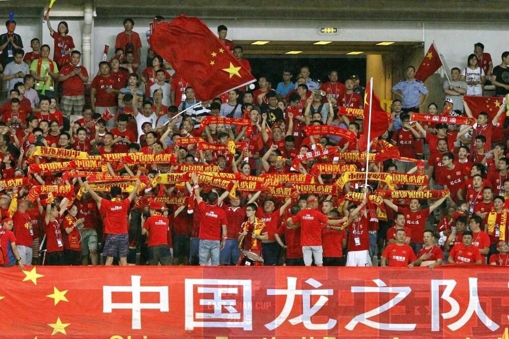 Se você for à China, esqueça as suas redes sociais
prediletas. Nada de Facebook ou Twitter, por exemplo. Devidos às restrições do
governo comunista, parte da Internet é bloqueada no país asiático. Mas, como
sempre há um jeitinho... Os chineses trataram de criar suas próprias redes. E
nelas, entre os assuntos comentados, estão os clubes de futebol do Brasil. E olha
só quais são os times mais mencionados. As informações são da solução Social
Media Intelligence e o estudo é de 2015