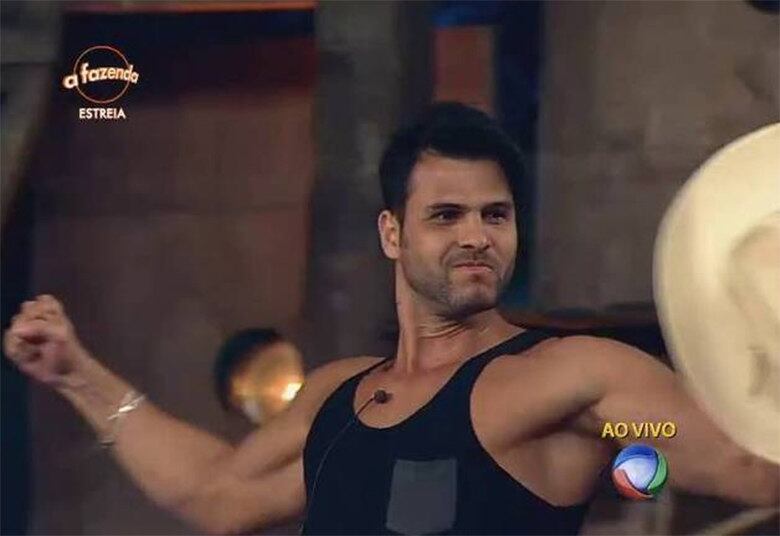 O foco do peão foi comprovado já no
programa de estreia. Contando com a sorte, Marcelo venceu a primeira Prova do
Fazendeiro e se sagrou o primeiro "comandante" da temporada

+ "Eu prefiro esquecer a Mara como jogadora", diz Douglas sobre ex-peoa de A Fazenda
+ Peões relembram trajetória de Amaral no reality e Rayanne afirma: "Ele é um cara muito iluminado"
+ Em atividade, Minerato fala sobre Thiago Servo: "Por mais que eu queira ele não vai sair da minha vida"

