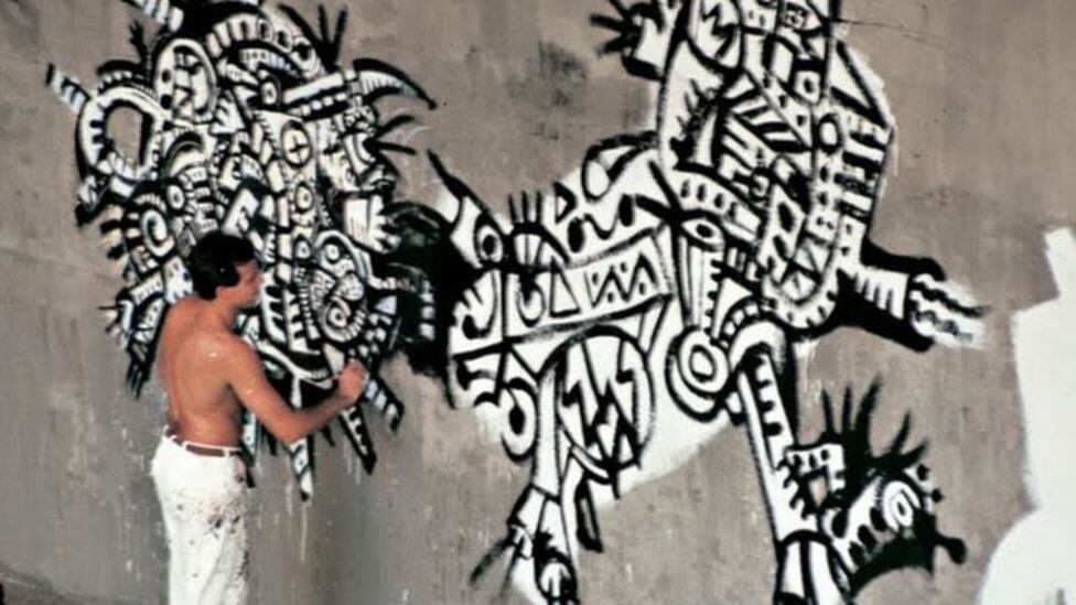 Para o sociólogo Alexandre Barbosa Pereira, pesquisador de
Antropologia Urbana da Unifesp, a dissociação entre grafite e pichação
contribuiu para que o grafite começasse a ser aceito, mas apenas como forma de
combate ao picho.



O pesquisador lembra que uma das justificativas da gestão
Doria para apagar os painéis da 23 de Maio era a presença de pichação sobre
eles.

"O grafite, mais associado à arte, é mais facilmente
entendido como forma de ação do Estado e mesmo do mercado, já a pichação,
execrada pela maioria da população, é uma máquina de guerra, nômade e difícil
de ser capturada. Assim, fica mais fácil criminalizar esta e mesmo criar certo
pânico moral em torno dela como forma de marketing político e publicidade
pessoal."


Outro efeito da decisão de legalizar somente o grafite,
segundo Rui Amaral, é a confusão entre os conceitos de grafite, pichação e
muralismo.

De acordo com o artista, foi o que aconteceu na decisão do
atual prefeito de apagar os painéis da avenida 23 de Maio. "O que havia na
23 de Maio eram murais, e não grafite. Os murais são painéis autorizados e
encomendados", afirma.

"(A artista plástica japonesa naturalizada brasileira)
Tomie Ohtake também tem painéis em espaços públicos e duvido que a gestão
pública mexeria na obra dela sem consultar os responsáveis." 