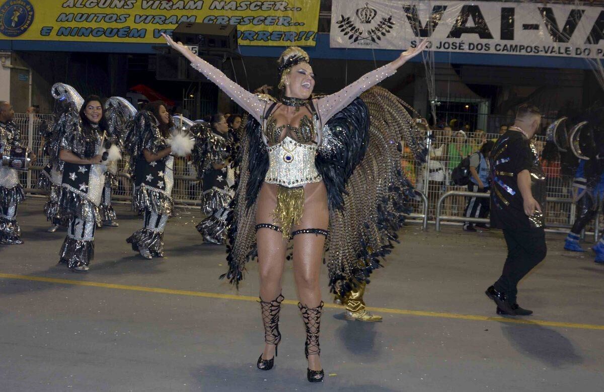 Ellen Roche curte terceiro lugar da Rosas de Ouro no desfile das campeãs de São Paulo
