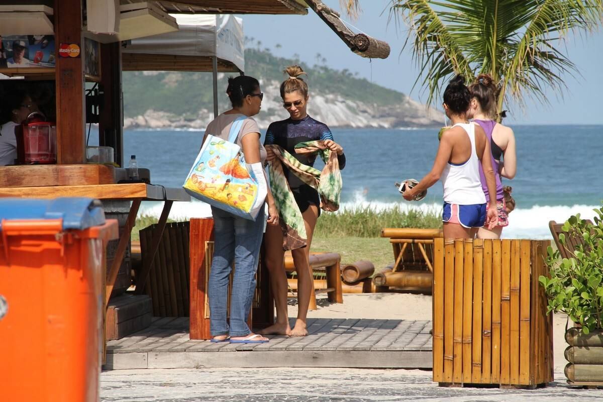 Grazi Massafera curtiu dia de sol na Barra da Tijuca