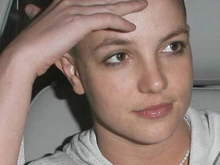 Uma
das mais famosas na "rehab" é Britney Spears. A loira teve que ser
internada em 2007 após uma crise mental e iniciou seus tratamentos de problemas
psiquiátricos e dependências químicas