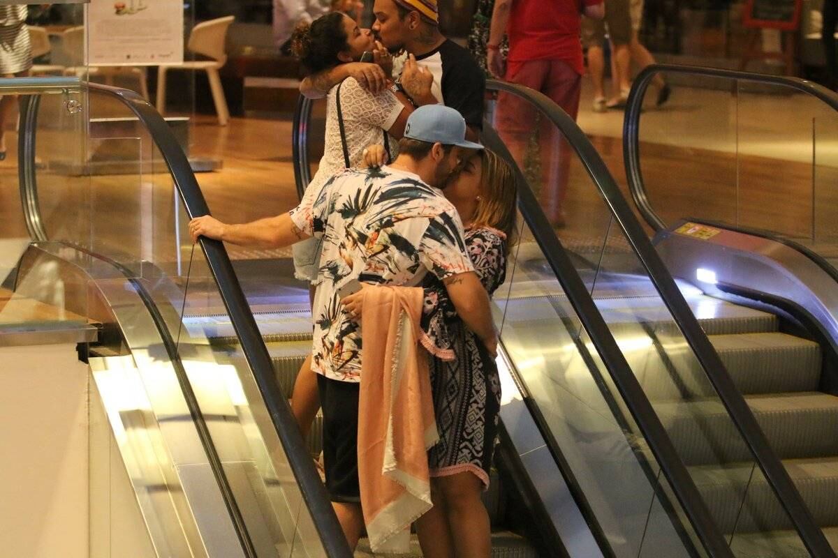 Os dois foram flagrados trocando beijões na escada rolante neste último domingo (3)