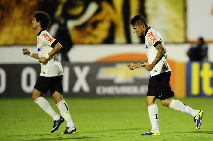 Peruano Paolo Guerrero marca de cabeça e dá vitória ao Timão