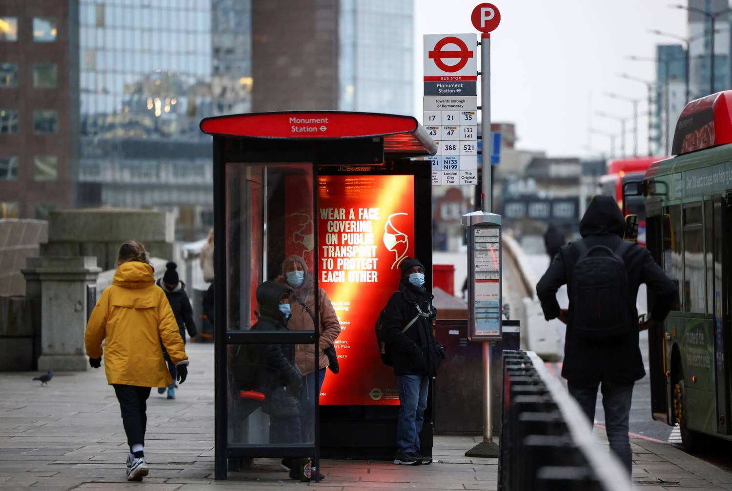 O país já tem mais de 2,7 milhões de casos de covid e 75,5 mil mortes. Atualmente, cerca de 27 mil pessoas estão internadas com a doença, um número 40% maior do que as internações de abril, no auge da pandemia

