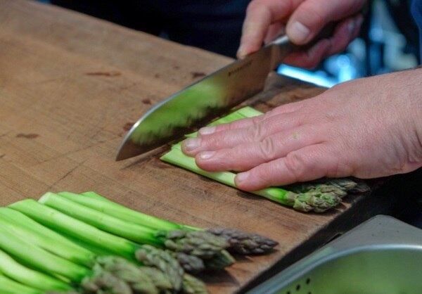 O cardápio, que será servido no dia do casamento do Príncipe Harry e Ms. Markle, foi produzido com os produtos mais frescos disponíveis. De acordo com Mark, Harry e Meghan participaram, em março, de diversas degustações na cozinha do castelo, testando cada um dos pratos preparados pelo chef. 

Mark revela que a maior parte os produtos usados para a execução dos pratos, que irã servir cerca de 600 convidados, está vindo de fazendas de todos os cantos do pais, como Kent, conhecida como o "jardim" da Inglaterra e Norfolk. 
Os aspargos, que foram preparados para a recepção do almoço no The Royal Windsor Horse Show, vêm da fazenda Portwood, que fica em Attleborough. A produção também vem do estado da rainha, Windsor

Veja as primeiras imagens e a receita do bolo do casamento real
