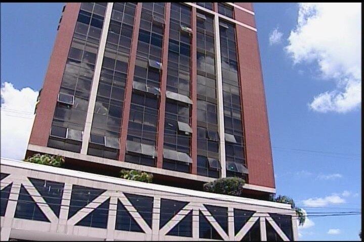 Um jovem, de 27 anos, sobreviveu depois de cair do 10° andar de um prédio comercial em Curitiba, no Paraná, no dia 1° de março deste ano. Ele teria discutido com a namorada momentos antes. Uma mulher disse que
ouviu um barulho e quando olhou pela janela viu que ele tinha caído na
área onde fica o jardim do edifício. O jovem teve apenas uma perna quebrada e passa bem