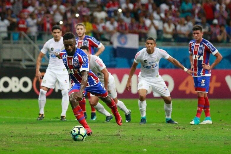 Mais distante, mas ainda na briga por uma vaga na Libertadores está o Bahia. O Tricolor de Aço enfrentará a Chapecoense, em casa, sonhando com a vitória e torcendo por tropeço dos rivais