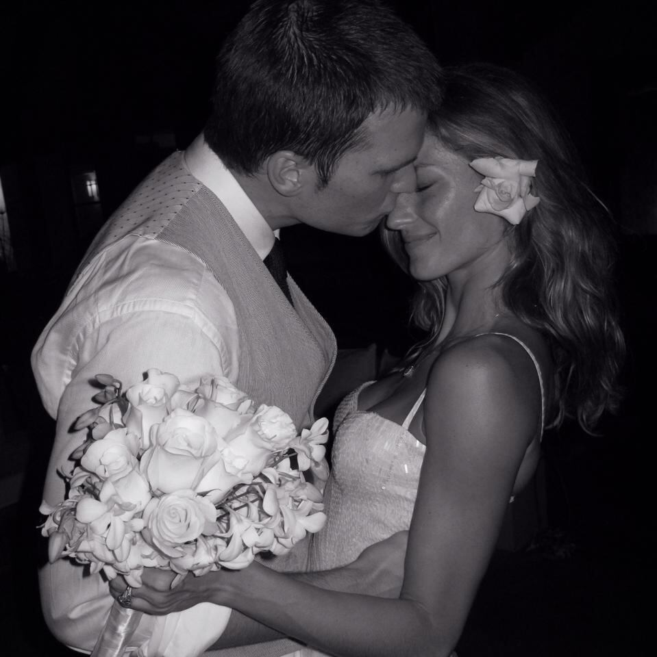 Em meio aos inúmeros rumores que rondam a suposta separação e crise no casamento de Tom Brady e Gisele Bündchen, uma história chama a atenção. Amigos da modelo mais poderosa do mundo revelaram que a über model teria quebrado a casa inteira, na última briga do casal. Segundo a colunista do R7 Fabíola Reipert, a gota d'água teria sido a aproximação do atleta com a babá Chris Ouzonian, apontada como pivô da separação de Ben Affleck e Jennifer Garner. Veja outros famosos que também já se descontrolaram!