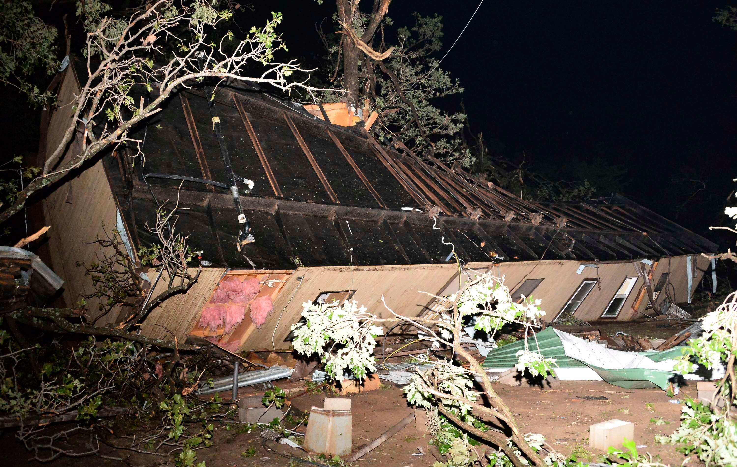 A imagem acima mostra casa destruída em Shawnee