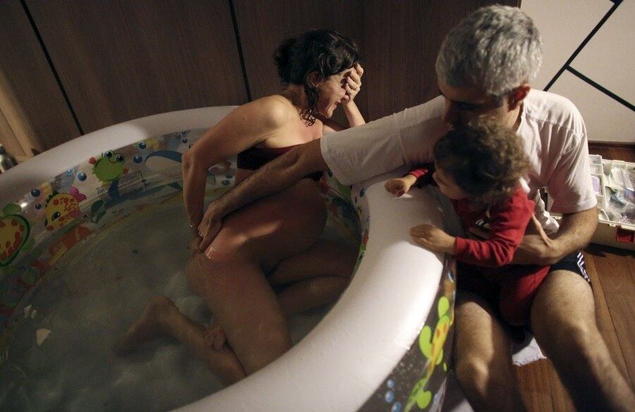 Manuela Mitre deu à luz seu segundo filho, Gael, dentro de uma piscina de água morna instalada dentro de sua casa, em São Paulo. As fotos foram feitas por um fotógrafo da agência Reuters

A arte das fotos de nascimento: fotógrafas se especializam em partos

