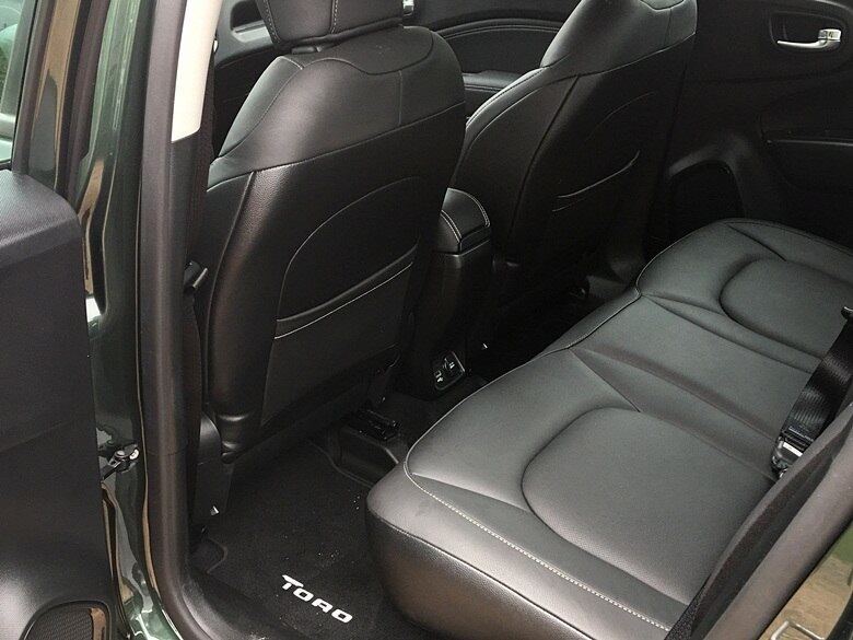 No banco traseiro vão três adultos com conforto, com ótimos vãos para pernas e cabeças