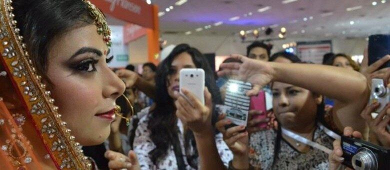 Modelo posa em feira de cosméticos na Índia
