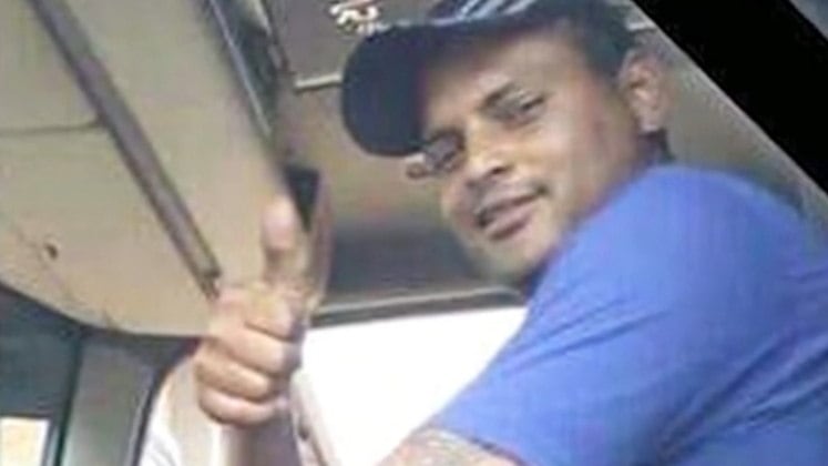 O suspeito de
cometer o crime brutal que tirou a vida de Josiane e Isabela fugiu para o
interior de São Paulo, no mesmo dia, pegando caronas com taxistas, até que o motorista o reconheceu e acionou a polícia.
O Cidade Alerta vai ao ar de segunda a sexta, às 16h50, e aos sábados, 17h, na tela da RECORD.