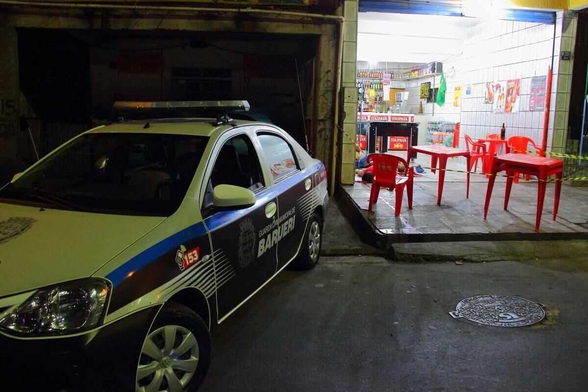 Eles
fariam parte de um grupo de vingança. Um PM (Policial Militar) está preso
administrativamente