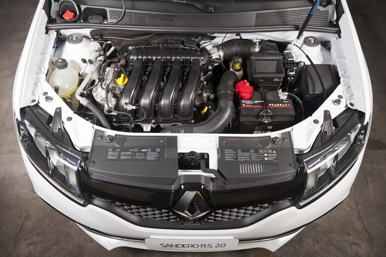 O motor 2.0 flex aspirado é o mesmo oferecido no Duster e no Fluence, porém com ajustes finos. O sistema de admissão, por exemplo, teve o duto aumentado e reposicionado, para captar ar mais frio e em maior volume. Já os injetores foram substituídos por outros de maior pressão (4,2 bar) e a unidade de comando (ECU) foi remapeada

LEIA TAMBÉM
Aceleramos: Renault Sandero RS é nervosinho e vai além do visual