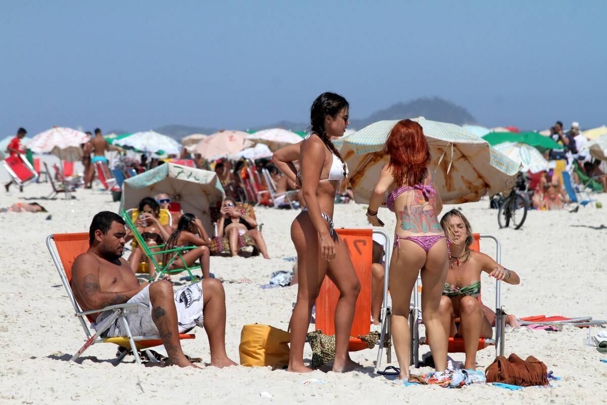 Patricia Jordane exibe corpão na praia