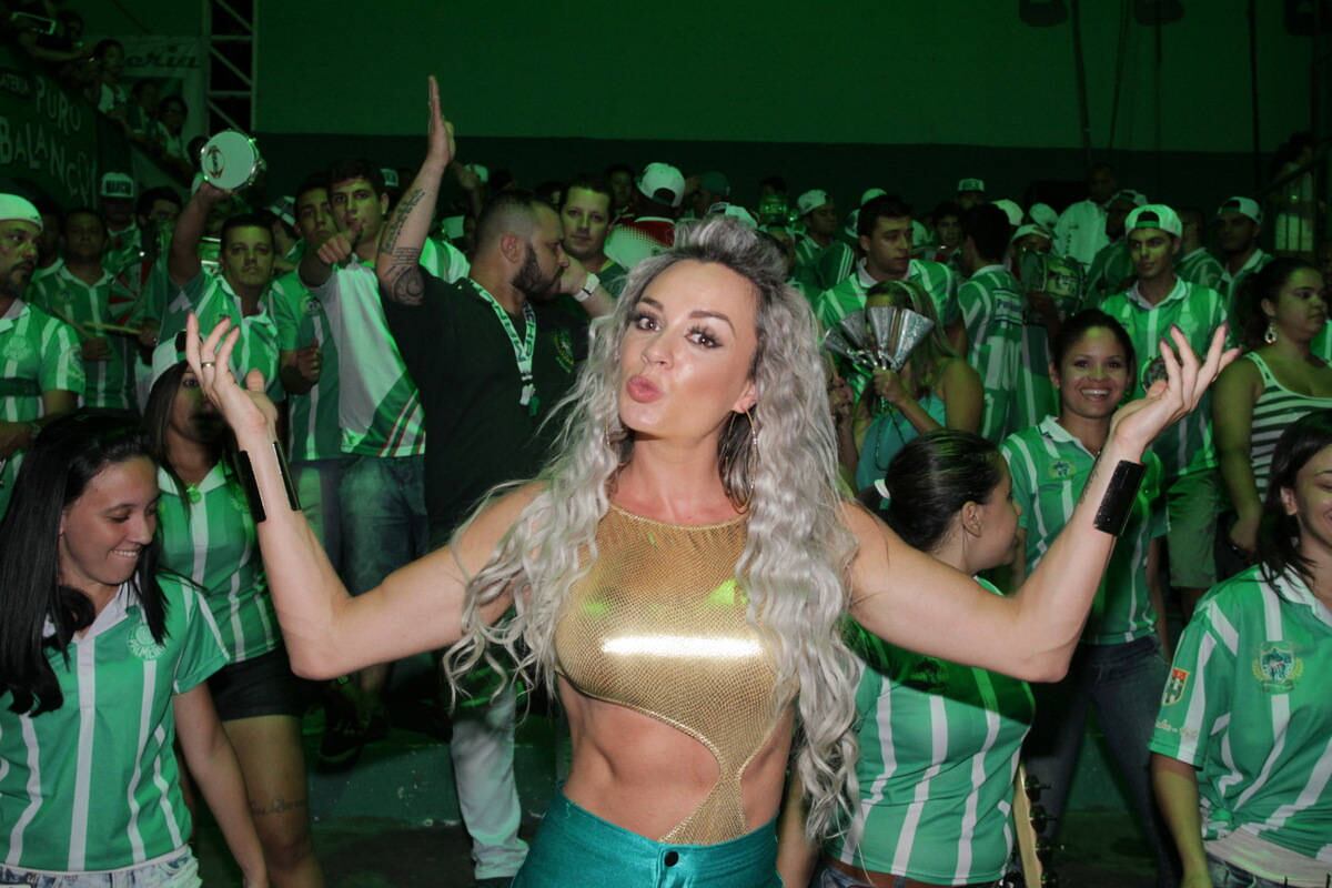 Juju Salimeni participou do ensaio da Mancha Verde na quadra da escola na noite deste sábado (24) 