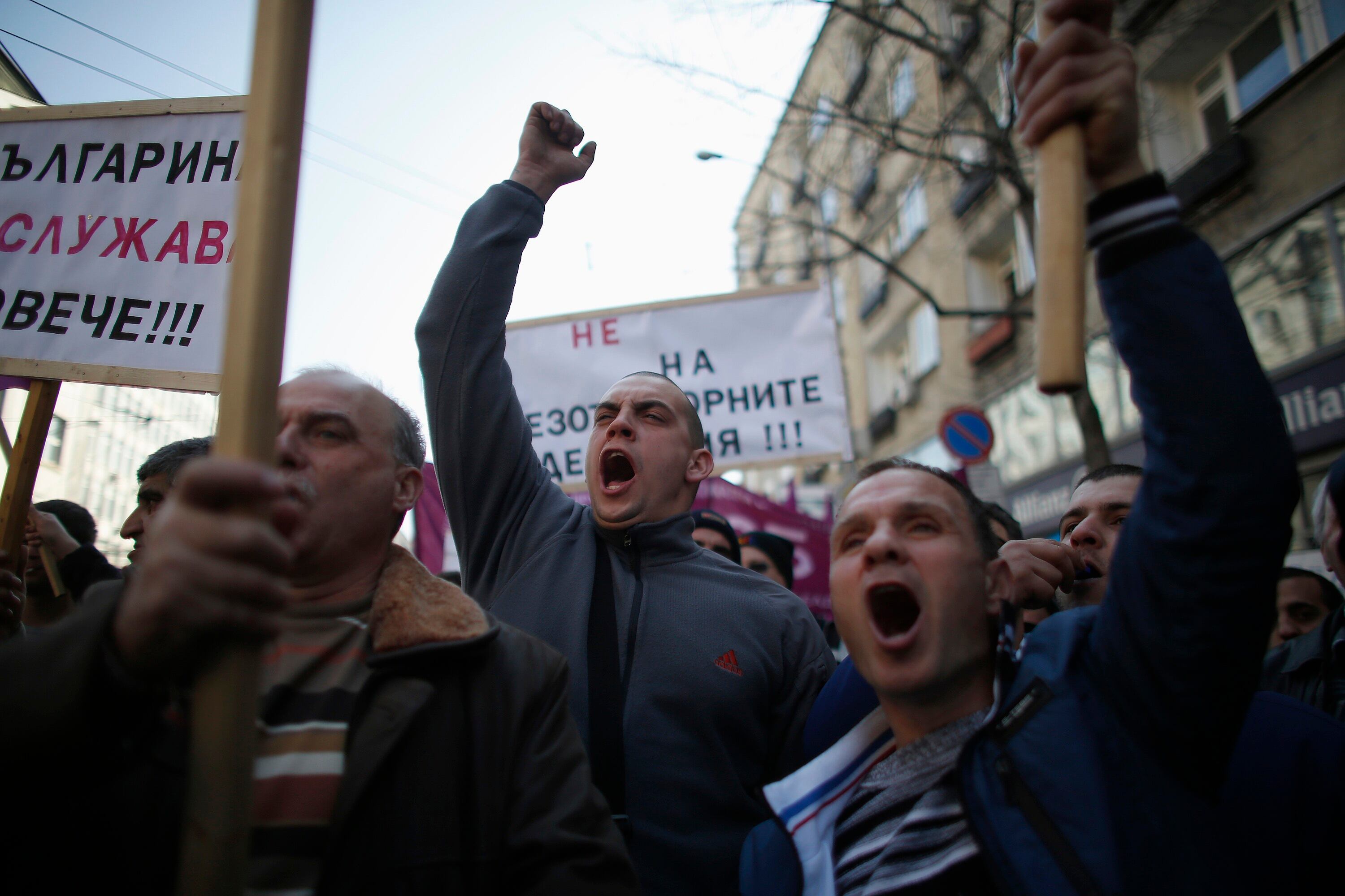 Mineiros búlgaros durante protesto no centro de Sofia. Cerca de 1.500 pessoas reclamam seus empregos, preocupados com o possível fechamento das minas.