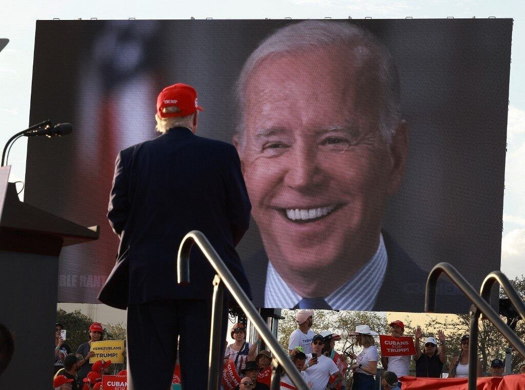 Donald Trump assiste a vídeo de Joe Biden durante comício na Flórida, Estados Unidos