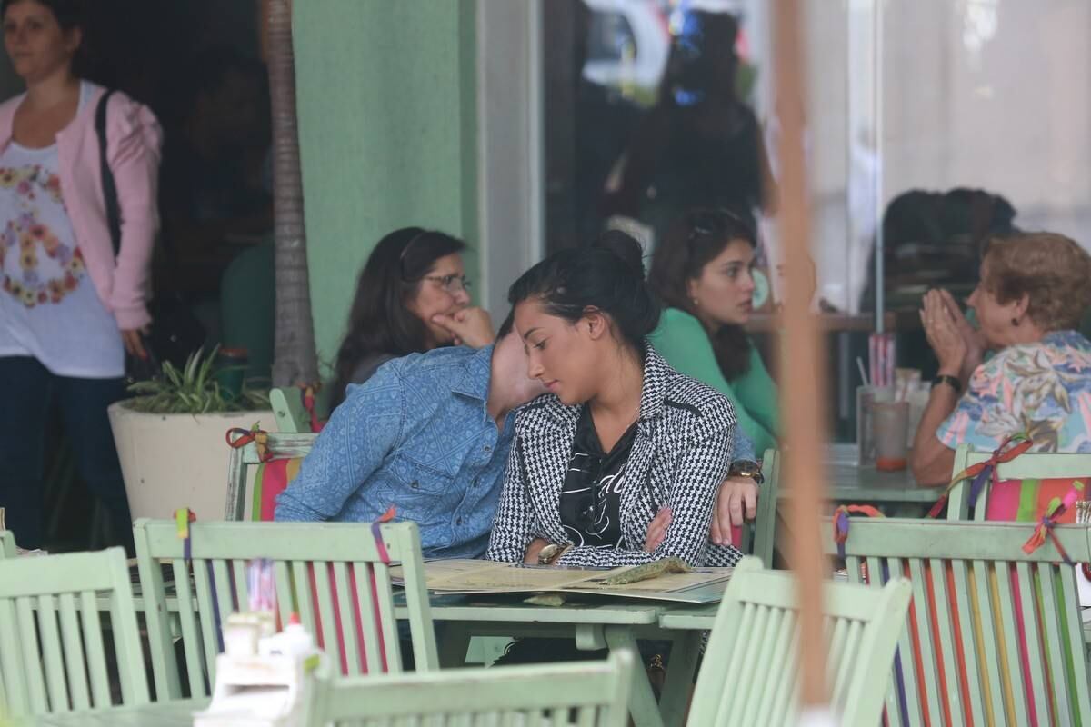 Eles foram vistos no sábado (21) em um shopping carioca. Os dois estavam acompanhados de uma amiga, e ficaram o tempo inteiro abraçados 
