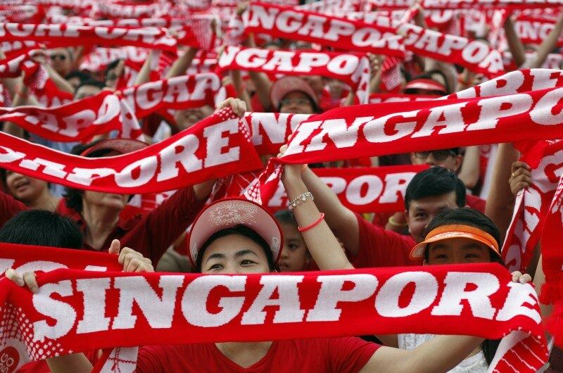 Pessoas comemoram a 49º
Parada do Dia Nacional em Cingapura