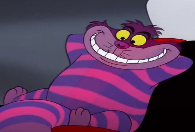 Cena importante número 14: O gato reaparece e prega uma peça na rainha, fazendo-a cair. Achando que foi culpa de Alice, ela ordena que cortem a cabeça dela.