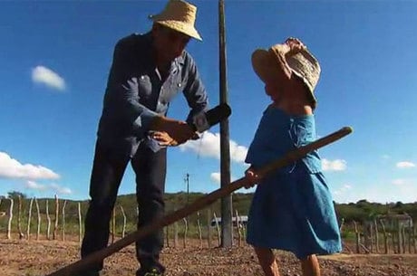 Maria das Piabas ensina Geraldo a capinar
