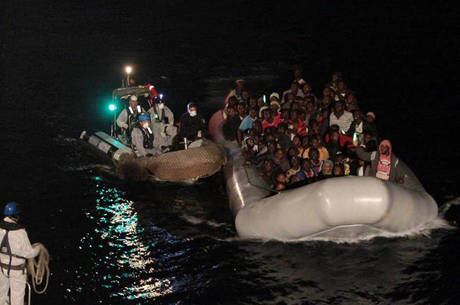 Foto tirada pela Marinha Italiana mostra resgate de sobreviventes