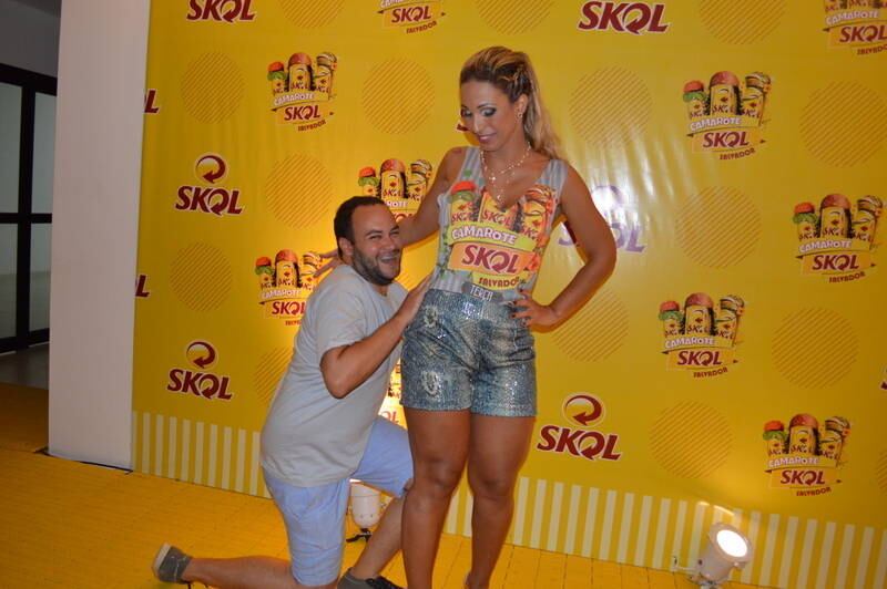 Fã sortudo!

Valesca Popozuda fez a alegria de um tiete, em um camarote de Salvador, na madrugada desta quarta-feira (5)