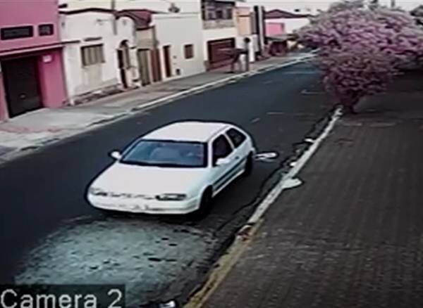 Por volta das 6h de segunda-feira (19), a menina seguiu seu trajeto,
como de costume, mas foi surpreendida por um homem no meio do caminho. Imagens
de câmeras de segurança de uma casa registraram o momento da abordagem