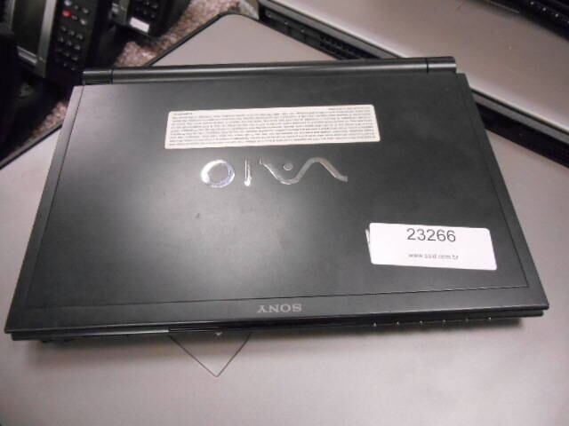 A companhia de Eike também está se desfazendo de computadores e notebooks, como esse da foto acima, que tem um lance inicial de R$ 100. A empresa responsável pelo leilão afirma que os produtos são vendidos no estado de conservação em que se encontram, sem
garantia de funcionamento e sem direito a troca ou devolução. O interessado que estiver com dúvidas não deve fazer o lance