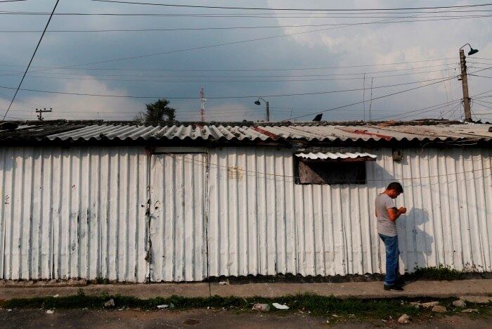 O valor dos danos causados pelo terremoto foi estimado em 4 bilhões de dólares (mais de 12 bilhões de reais). O jovem Jair Duran, de 19 anos, é parte da primeira geração nascida no acampamento No.3