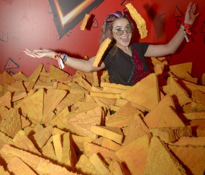 Maisa Silva se divertiu no lounge do Lolla