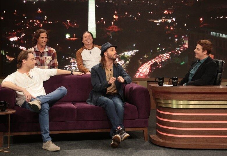 Na
conversa com Fábio Porchat, o vocalista, Tato, e seus companheiros ainda
relembram bastidores de viagens que fizeram pelo mundo e cantam no palco