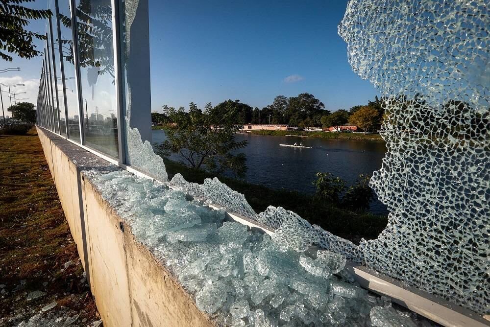 Painel de vidro da USP aparece danificado na quarta-feira (18)
