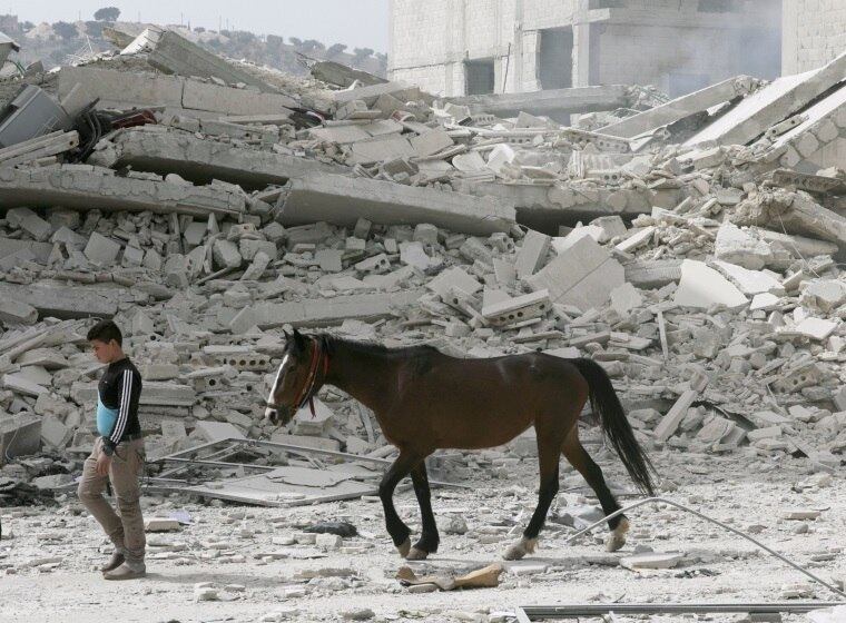 Os combates foram pesados, com bombardeios e ataques aéreos que causaram a morte de pelo menos 254 pessoas e obrigaram 30 mil a deixarem a região. A Turquia iniciou nesta quarta-feira (22) a distribuição de ajuda humanitária no local