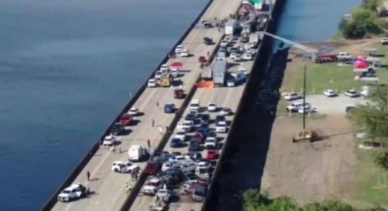 Dezenas de carros batidos no superacidente em rodovia no estado da Louisiana (EUA)
