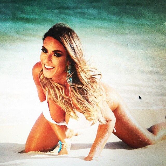 Após muitos rumores sobre a permanência de Nicole Bahls no
programa Pânico, o Domingo Show desta semana convidou a gata para
esclarecer essa e outras polêmicas de sua carreira. Ela falou sobre Neymar,
Cláudia Raia, e...Sheik! Quem será que Nicole detonou na Roleta da Morte?