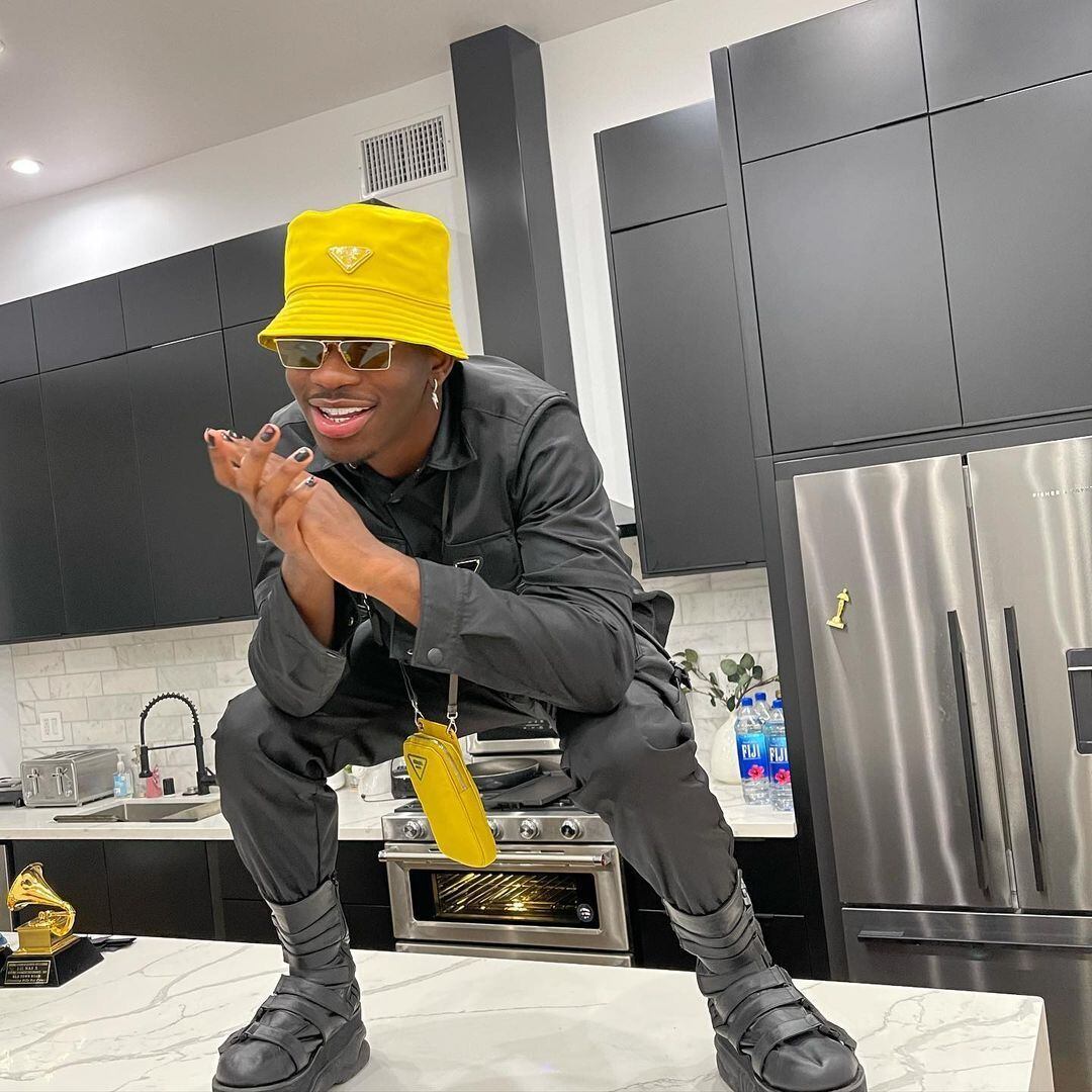 O bucket hat pode ser de várias cores, tecidos, texturas, e isso ajuda a escolher um modelo que combine mais com você ou com o look específico que você vai montar para alguma ocasião. O rapper e cantor Lil Nas X escolheu uma versão amarela para a foto acima

Veja também: De Virginia a Beyoncé: cropped invade guarda-roupa de famosas
